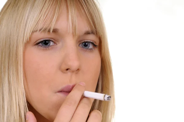 Mujer fumando un cigarrillo — Foto de Stock