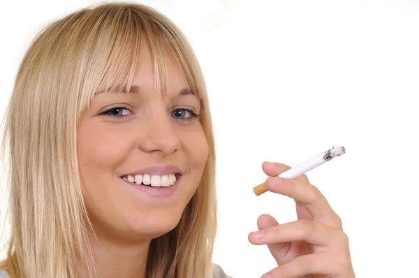 Mujer fumando un cigarrillo —  Fotos de Stock
