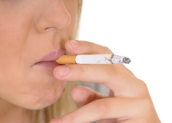 Kvinnan röker en cigarett — Stockfoto