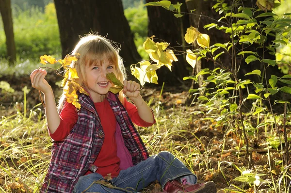 Little girl playing in the forest — Stock Photo, Image