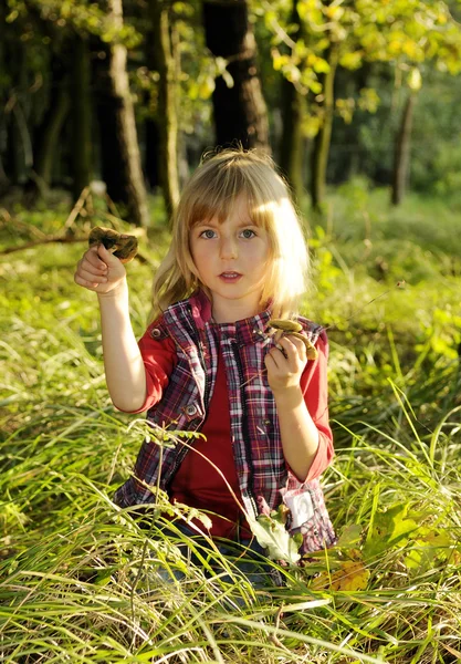버섯과 어린 소녀 — 스톡 사진
