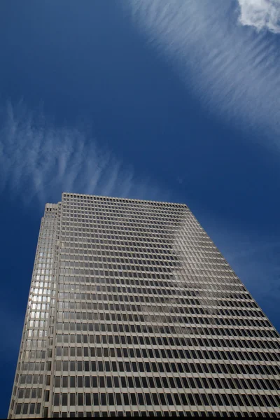 Réflexions nuageuses gratte-ciel — Photo