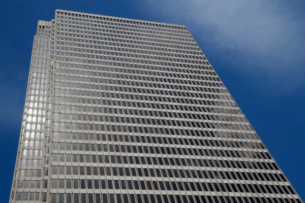 超高層ビルの青い空 — ストック写真
