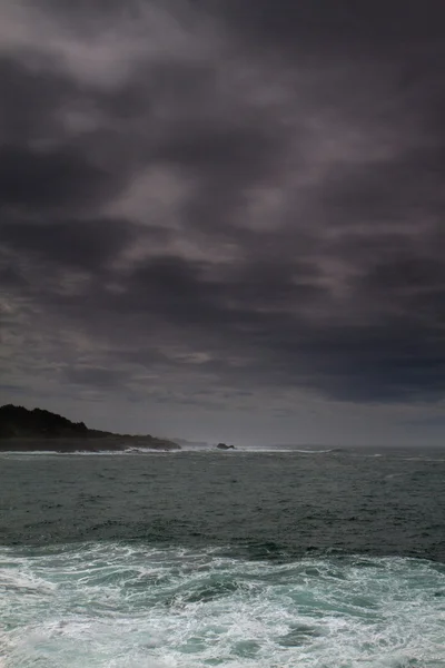 Stormachtige lucht rond Pacifische kust — Stockfoto