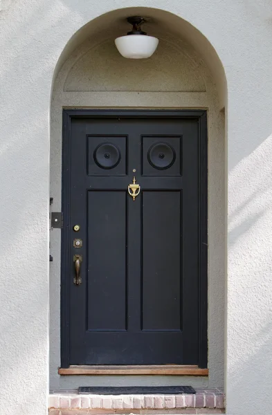 黒の正面玄関 — ストック写真