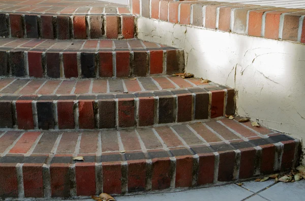 Кривая кирпичная лестница — стоковое фото