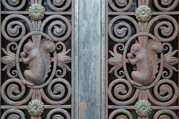 Esquilos de porta de ferro — Fotografia de Stock