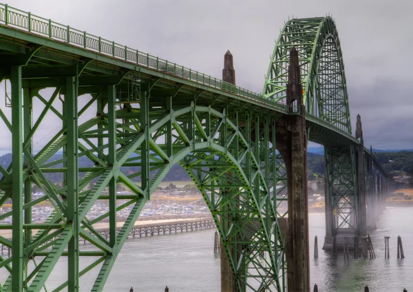 Misty bridge hdr met voorgrond — Stockfoto