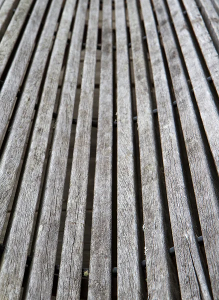 弯曲木板凳 — 图库照片