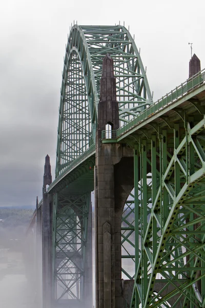 Misty bridge — Stockfoto