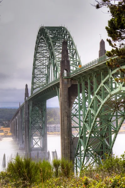Misty bridge hdr met voorgrond — Stockfoto