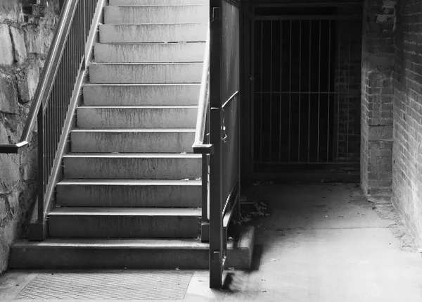 Şehir Bodrum merdivenleri bw — Stok fotoğraf