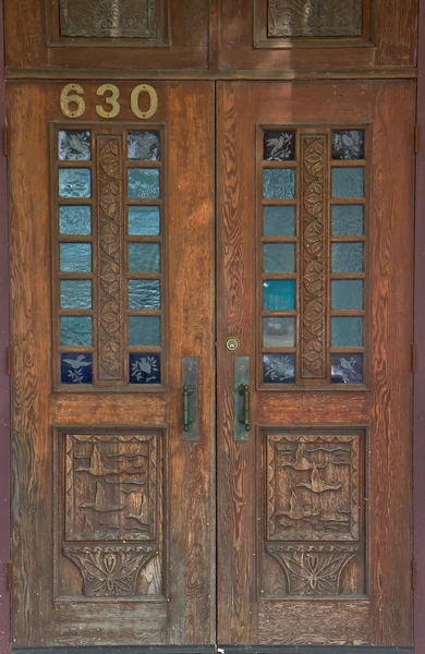 Enten geschnitzte Türen — Stockfoto