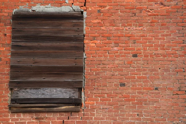 Bakstenen muur aangehouden venster — Stockfoto