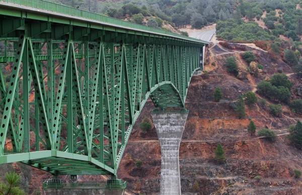 Lado longo da ponte alta — Fotografia de Stock