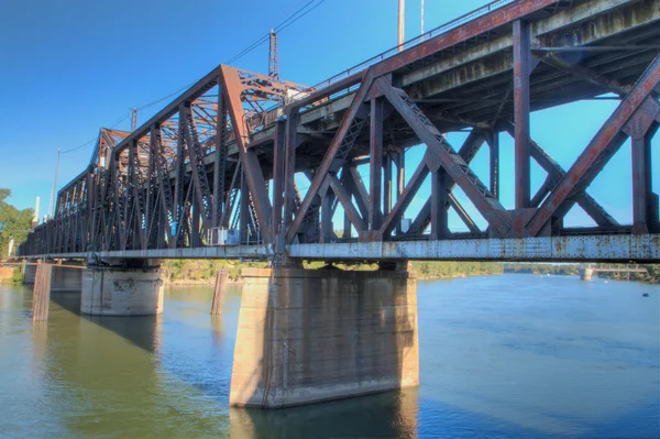 Ponte de trem enferrujado velho perto — Fotografia de Stock