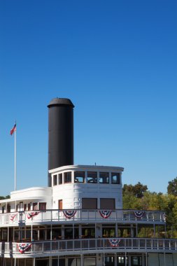 nehir tekne gökyüzü