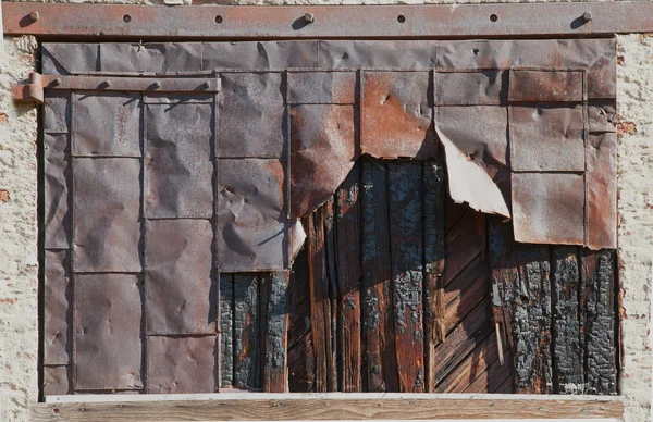 Deteriorando la puerta de acero oxidado —  Fotos de Stock