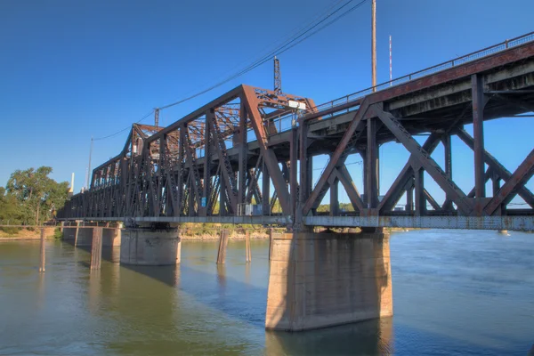 Régi rozsdás vasúti híd messze — Stock Fotó
