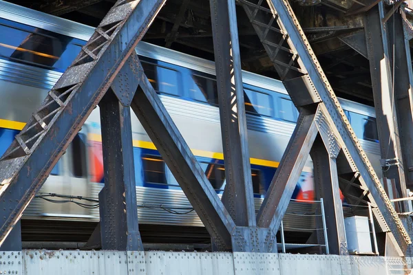 Περνώντας το τρένο στη γέφυρα — Φωτογραφία Αρχείου