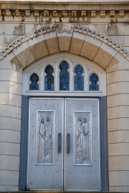 kilise kapılarını