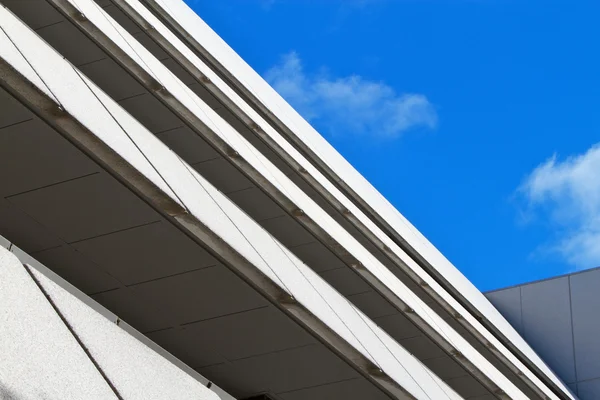 Kątowe, budynek błękitne niebo — Zdjęcie stockowe