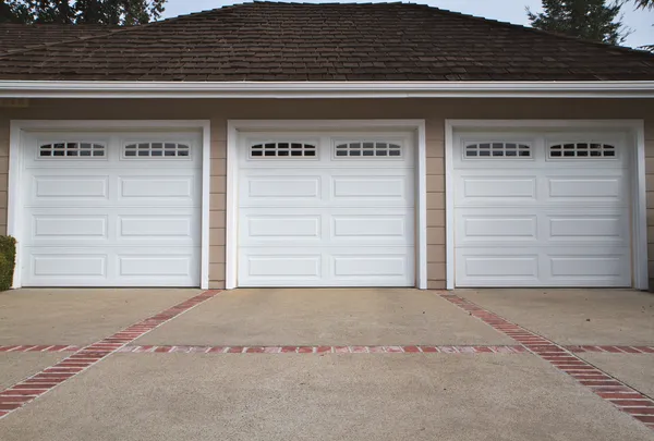 Три гаражі на машині поруч — стокове фото