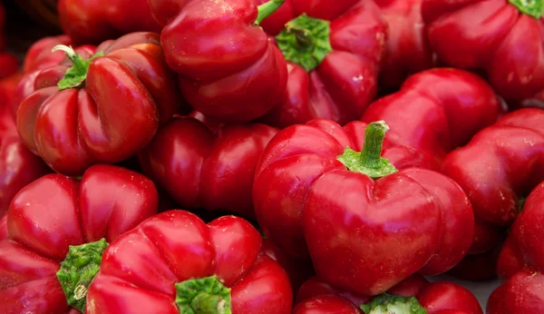 Pimentos vermelhos em forma de abóbora — Fotografia de Stock