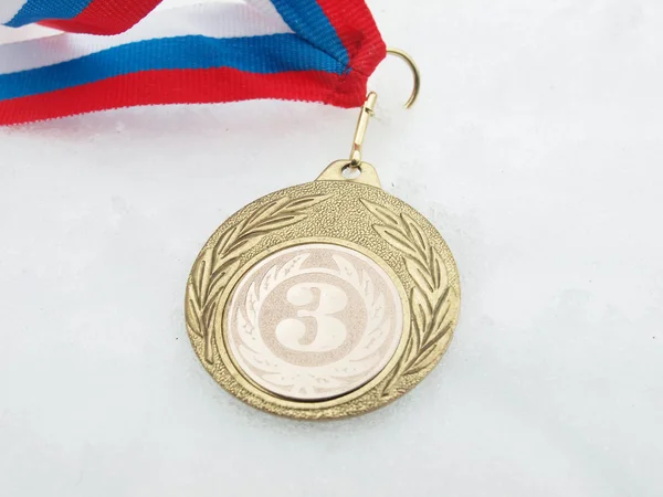 Medalj på snow — Stockfoto