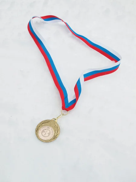 Medaille und Schnee — Stockfoto