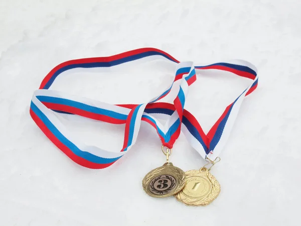 Medaljer på en snö — Stockfoto
