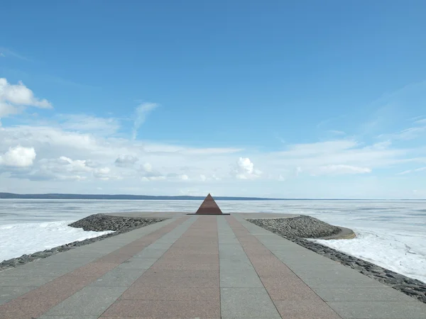 Piramide op kust van lake — Stockfoto
