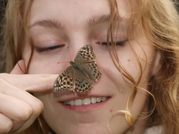 The girl and the butterfly — Stock Photo, Image