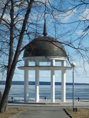 Rotunda Gölü kıyısında