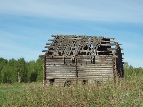 Zniszczony dom drewniany — Zdjęcie stockowe