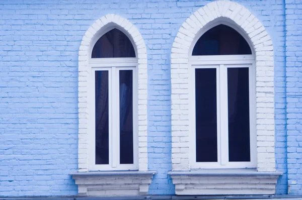 Fönster på tegelvägg — Stockfoto