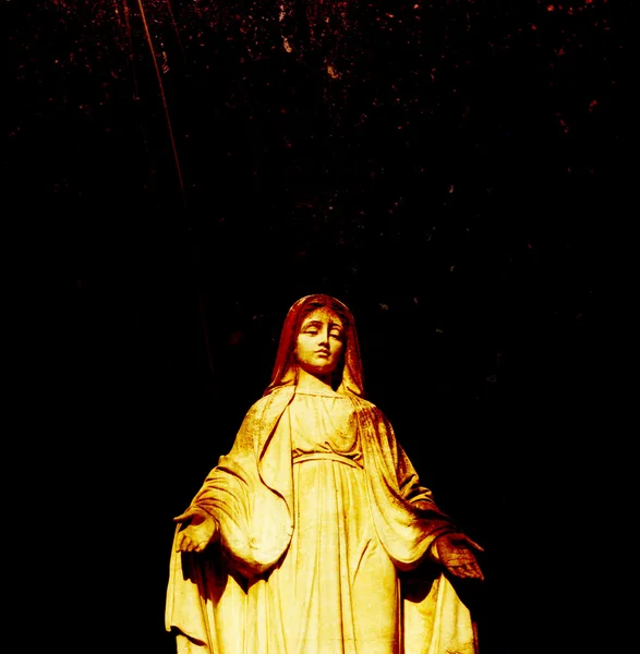 En staty av Moder Maria — Stockfoto