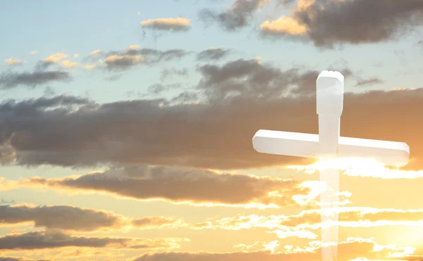 Белый деревянный крест на закате — стоковое фото