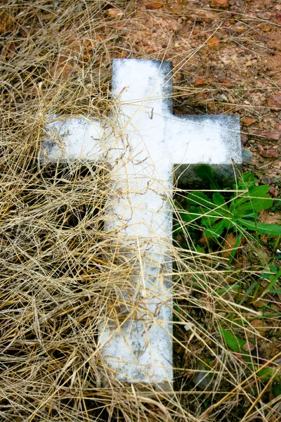 Каменный крест в траве — стоковое фото