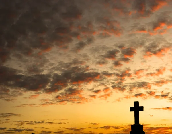 Krzyż sylwetka na zachodzie słońca — Zdjęcie stockowe