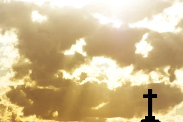 Silhouet van een kruis in de stralen van licht — Stockfoto
