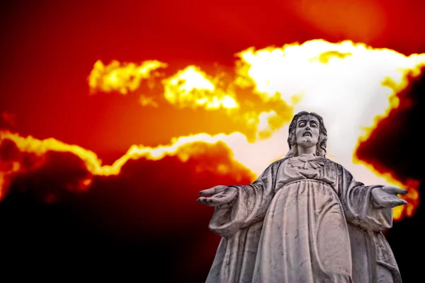 Staty av Jesus med dramatisk himmel — Stockfoto