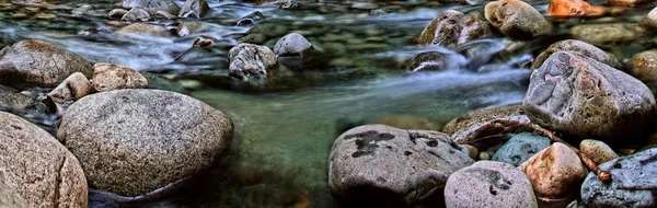 Panorama eines fließenden Gebirgsbaches — Stockfoto