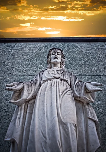 Kamienna statua Jezusa Chrystusa na cmentarzu — Zdjęcie stockowe