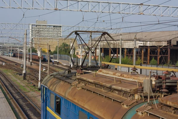 Train at railway station — Stock Photo, Image