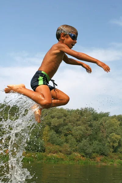 Flug über Wasser — Stockfoto
