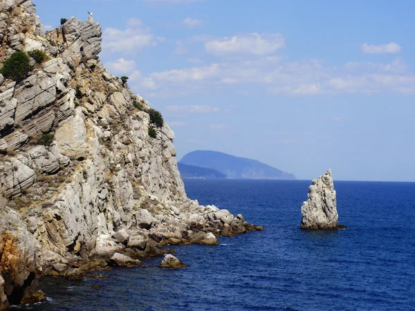 Vallende stenen in zee — Stockfoto