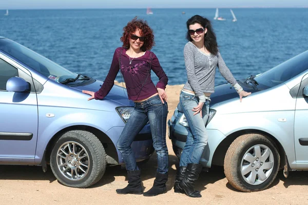 Twee meisjes en auto 's — Stockfoto