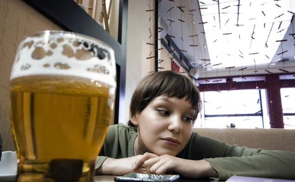 Girl and beer — Stock Photo, Image