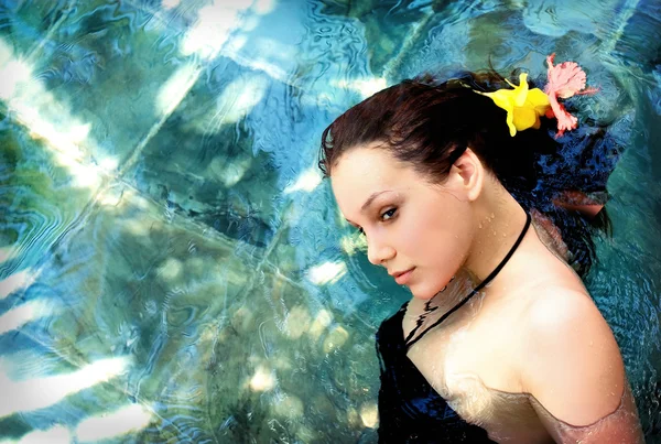 Frau im Wasser — Stockfoto
